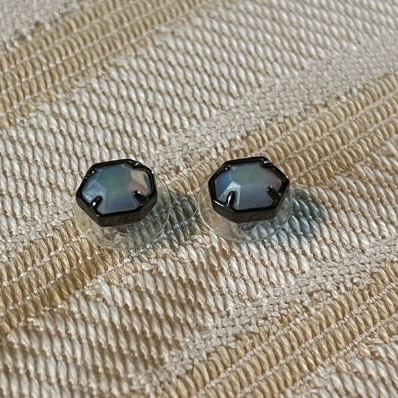 Pretty!! Kendra scott iridescent gunmetal stud earrings - Picture 2 of 5